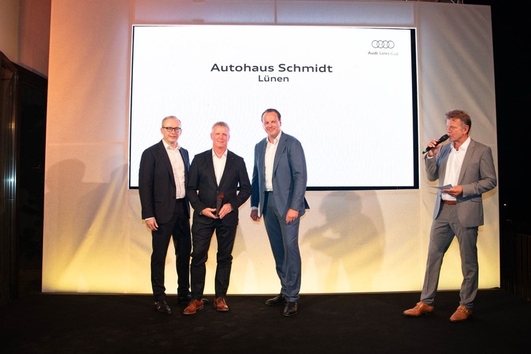 Audi Sales Cup 2025: Unser Kollege Jürgen Zitzmann nimmt den Preis für den zweiten Platz entgegen
